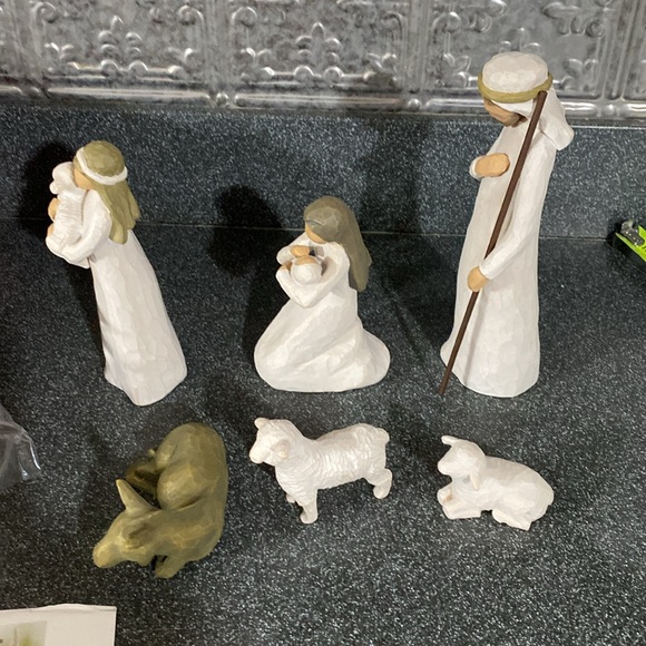 Willow Tree 6-Piece Nativity Set, Behold The Wonder of The Christmas story - Picture 8 of 14